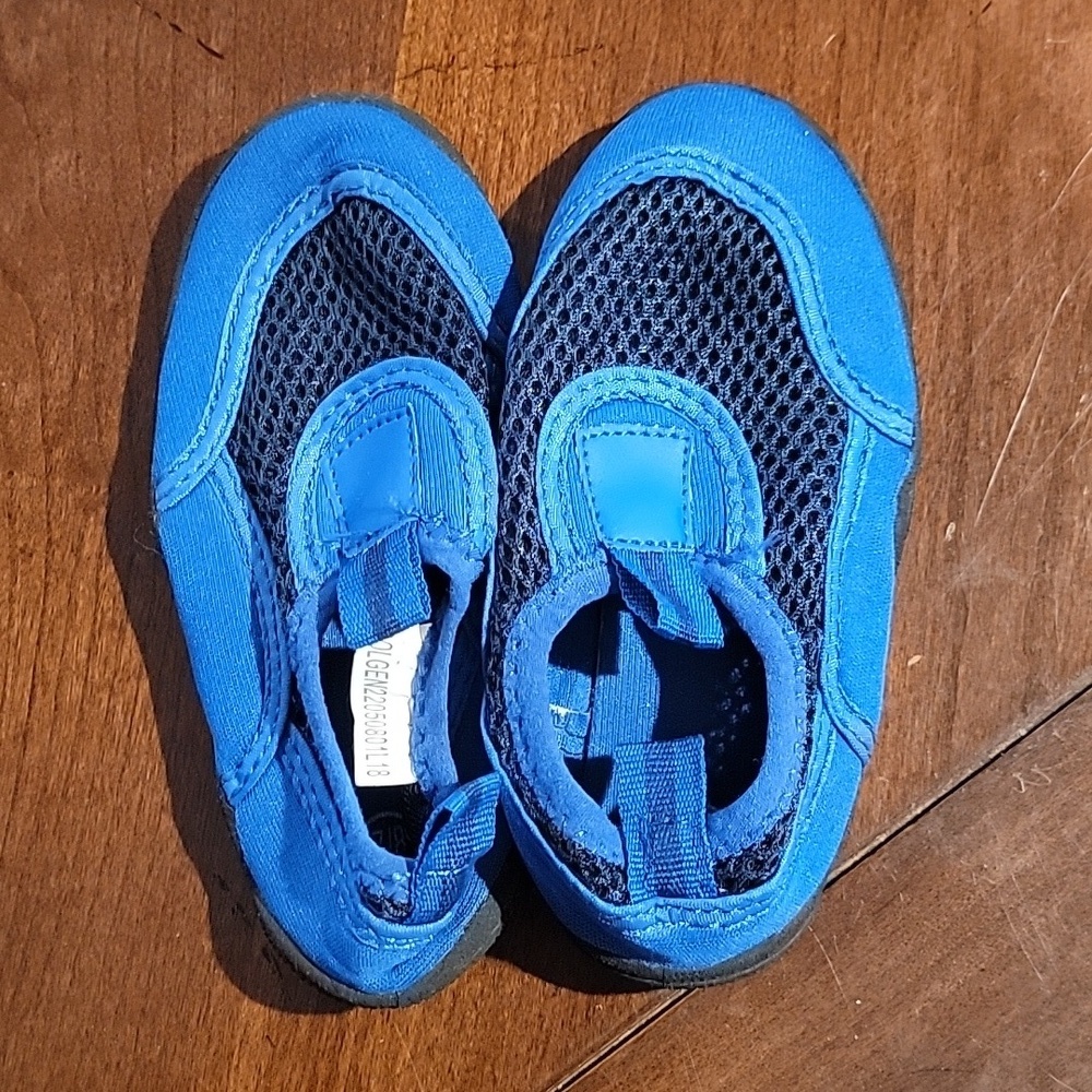 (J4) Boys water shoes 7/8